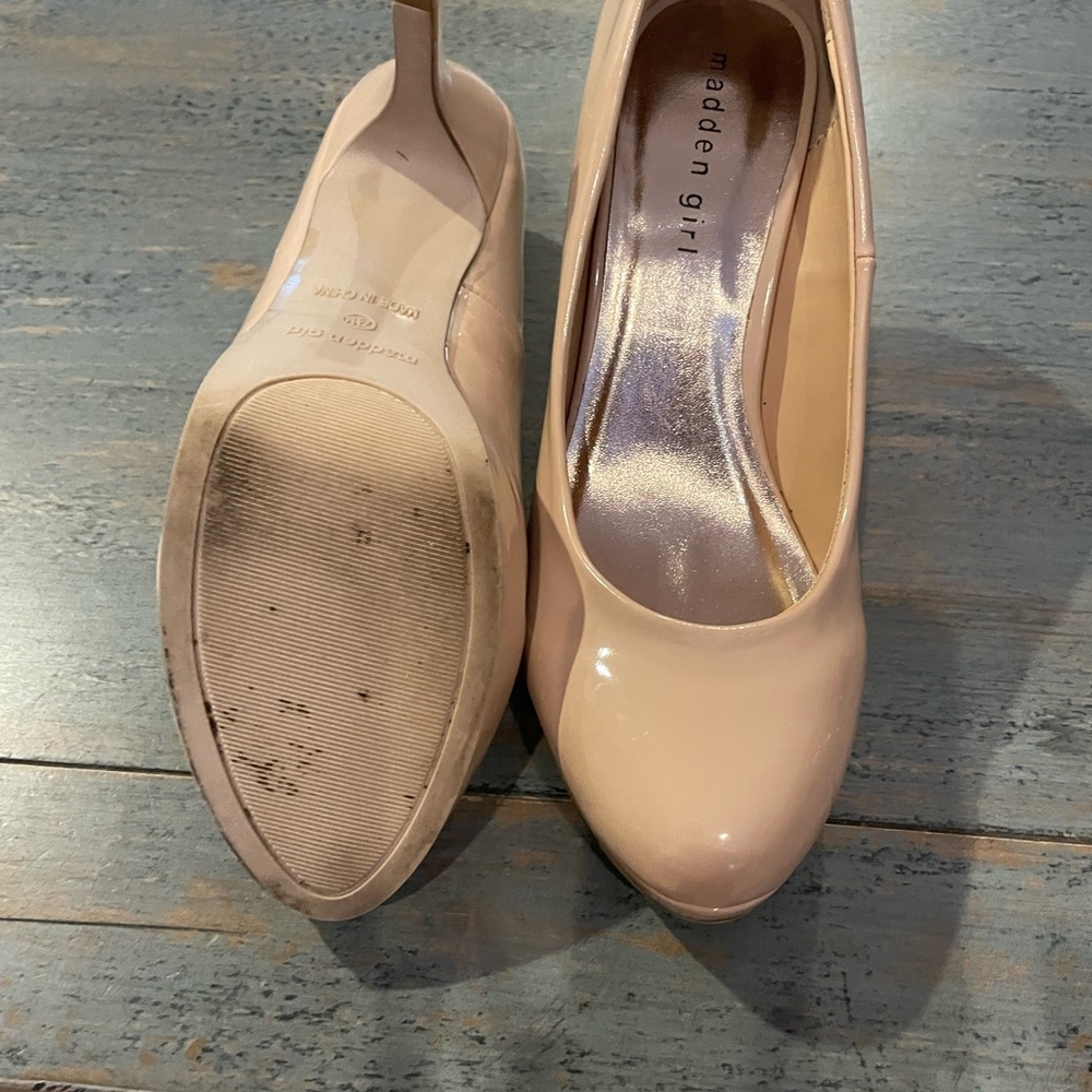 Madden Girl Nude Patent pumps- looks like new size 7 1/2 - Picture 8 of 11